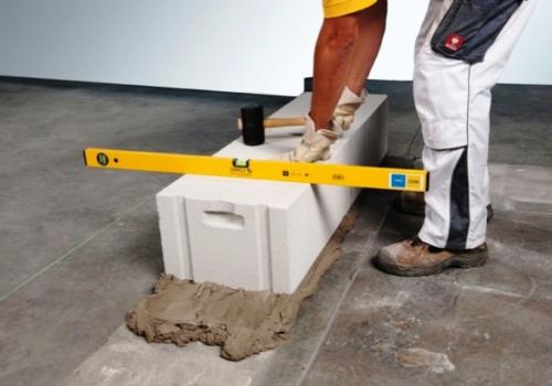 Установка газобетонных блоков. Инструменты, необходимые для строительства дома из газобетона