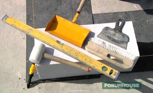 Установка газобетонных блоков. Инструменты, необходимые для строительства дома из газобетона