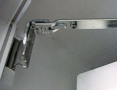 Пластиковое окно не прижимается со стороны петель.  Створка прилегает к раме недостаточно плотно