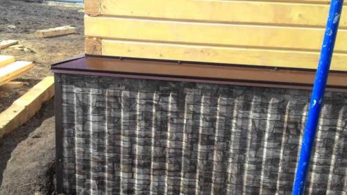 Как сделать каркас для обшивки фундамента. Отделка цоколя частного дома профлистом: как обшить фундамент профнастилом своими руками?