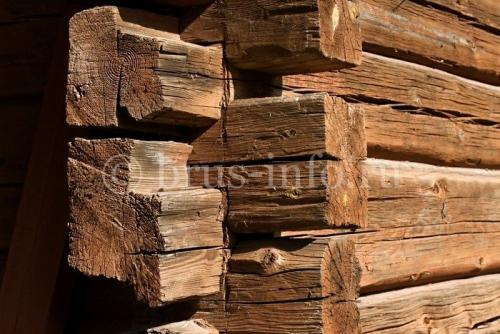 Чем хорош профилированный брус. Обычный или профилированный брус?