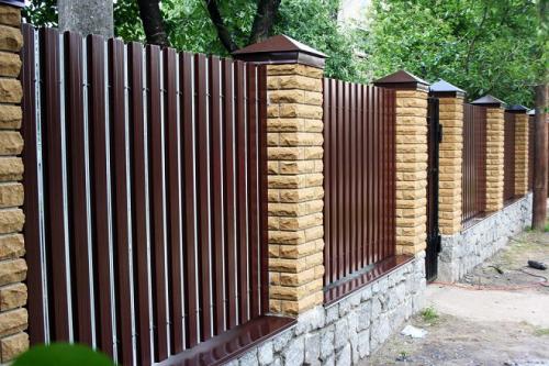 Цоколь обшить металлопрофилем. Использование профнастила для отделки цоколя частного дома, какой вид выбрать и как правильно установить