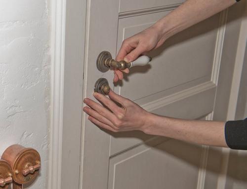 Разболталась ручка межкомнатной двери. Ремонт дверных ручек входной двери: что обычно ломается