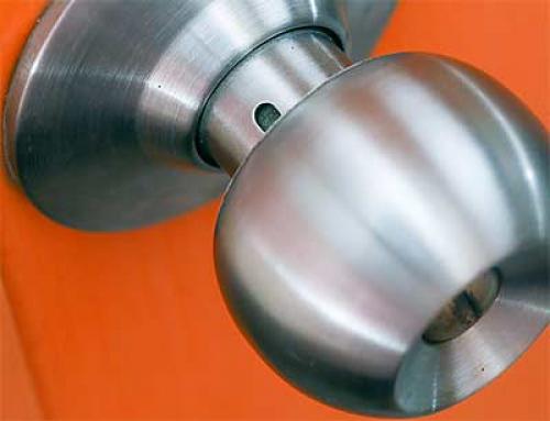 Как снять ручку с двери с замком. Снимаем межкомнатную дверь