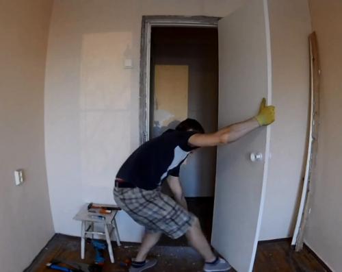 Как снять ручку с двери с замком. Снимаем межкомнатную дверь