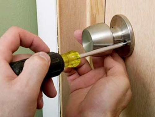 Как снять ручку с двери с замком. Снимаем межкомнатную дверь