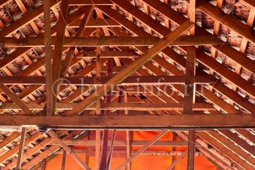 Чем хорош профилированный брус. Обычный или профилированный брус?