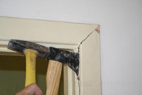 Как снять ручку с двери с замком. Снимаем межкомнатную дверь