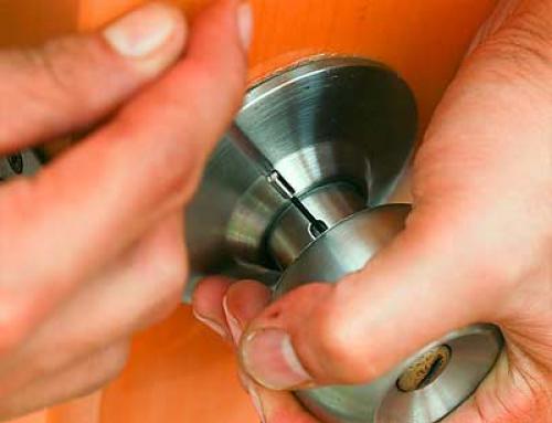 Как снять ручку с двери с замком. Снимаем межкомнатную дверь