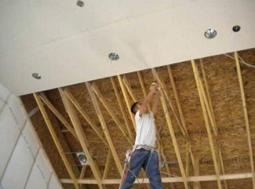 Подшивка мансарды гипсокартоном. Можно ли подшивать потолок мансарды гипсокартоном?