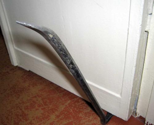 Как снять ручку с двери с замком. Снимаем межкомнатную дверь