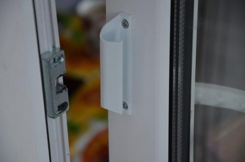 Как прикрутить ручку к пластиковой двери. Виды ручек 09