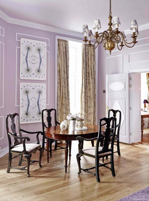 Молдинги на стене с обоями. Оформление стен