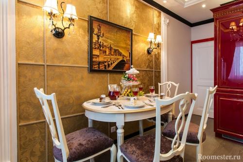 Молдинги на стене с обоями. Оформление стен