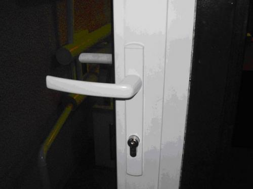 Как прикрутить ручку к пластиковой двери. Виды ручек 10