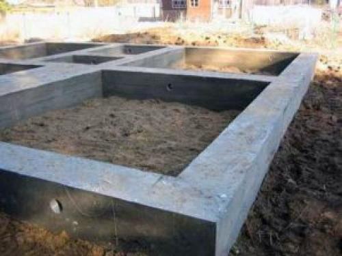 Плитный фундамент под деревянный дом. Ленточный фундамент