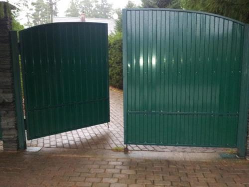 Ворота с калиткой своими руками. Ворота своими руками – 120 фото, чертежей и эскизов не сложных современных и классических вариантов ворот