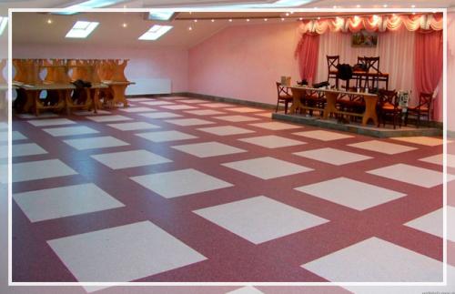 Линолеум под плитку. Линолеум с рисунком под плитку: фото в интерьере