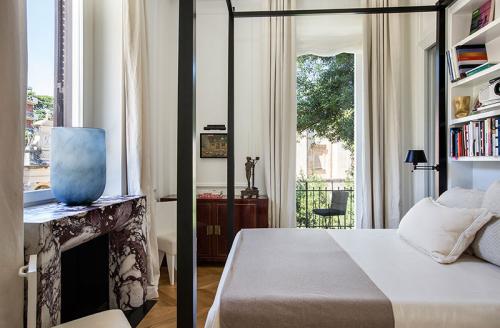 Апартаменты с видом на старинный палаццо в Риме 05