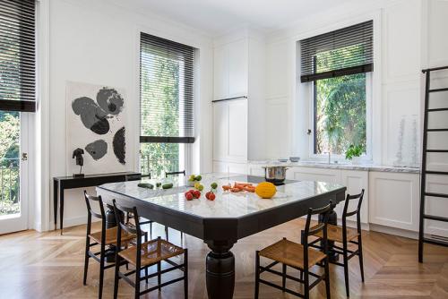 Апартаменты с видом на старинный палаццо в Риме 08