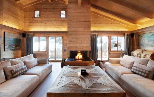 Потолок в частном доме с балками. Функциональность потолка