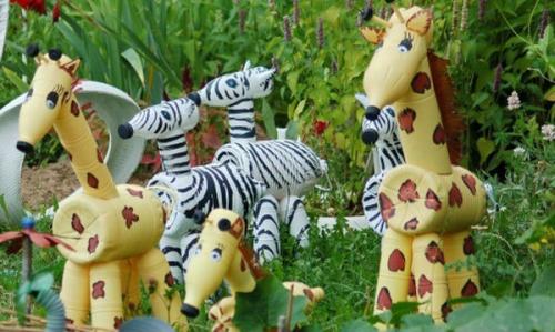 Жираф из пластиковых бутылок. Задумчивый жираф из пластиковых бутылок