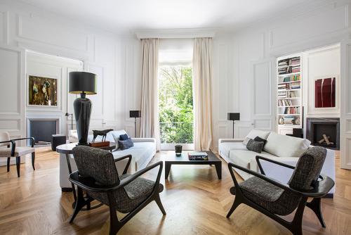 Апартаменты с видом на старинный палаццо в Риме 01