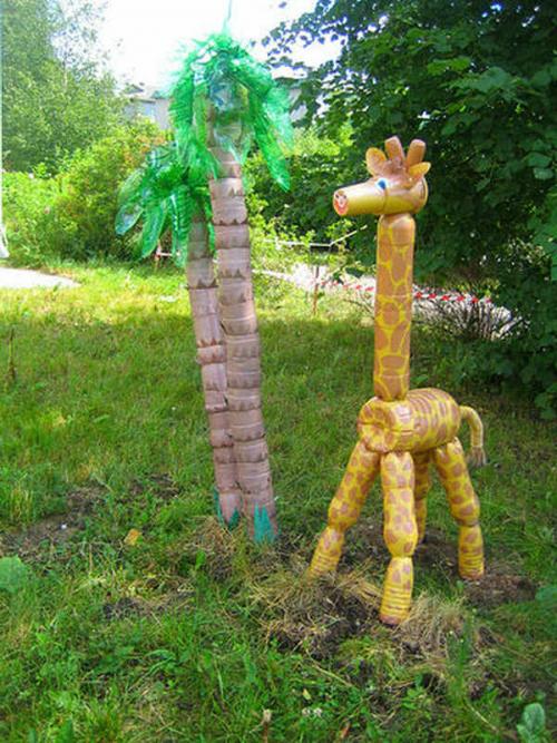 Жираф из пластиковых бутылок. Задумчивый жираф из пластиковых бутылок