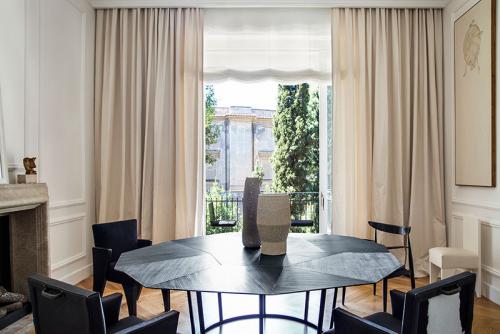 Апартаменты с видом на старинный палаццо в Риме 16