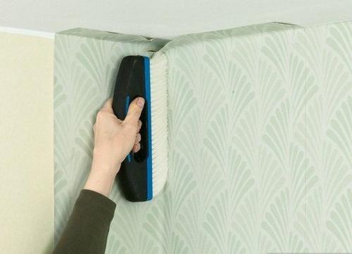 Как клеить обои в закругленных углах. Как поклеить обои в кривых углах и подогнать рисунок