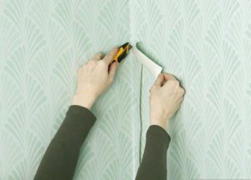 Как клеить метровые обои в углах. Как клеить обои в углах 04