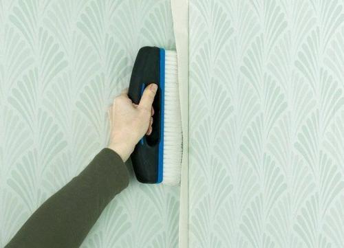 Как клеить обои в закругленных углах. Как поклеить обои в кривых углах и подогнать рисунок