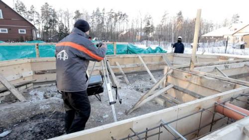 При какой температуре можно заливать отмостку. Специфика осенней заливки