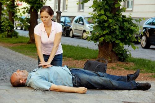 Какую первую помощь необходимо оказать человеку попавшему под разряд молнии. Первая помощь при ударе молнии