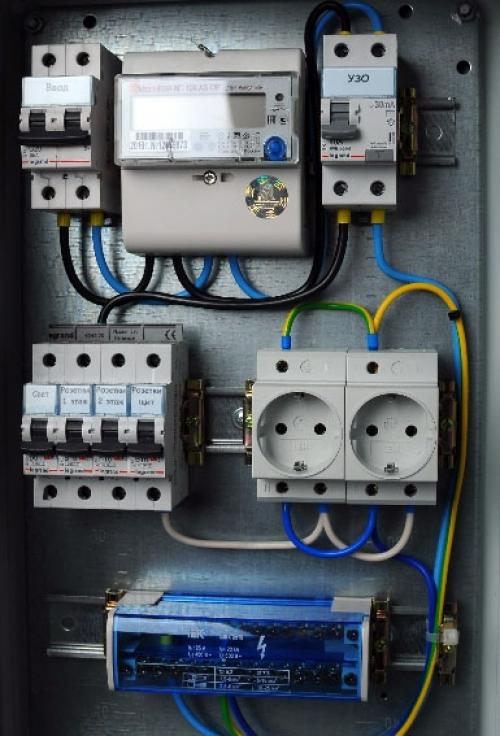Установка электрического щитка. Организация точки ввода