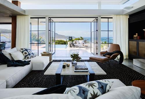 Потрясающая современная вилла у океана 01