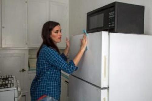 Можно ли обклеить холодильник самоклеющейся пленкой. Как обклеить холодильник самоклеющейся пленкой: инструкция