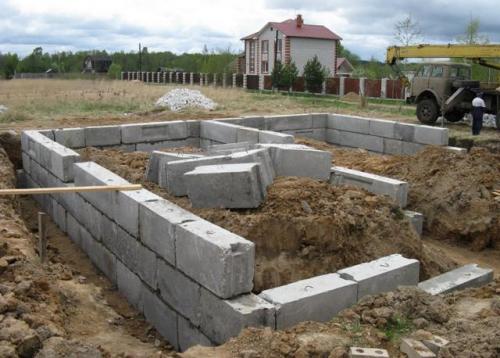 Дом из фундаментных блоков. Особенности блоков