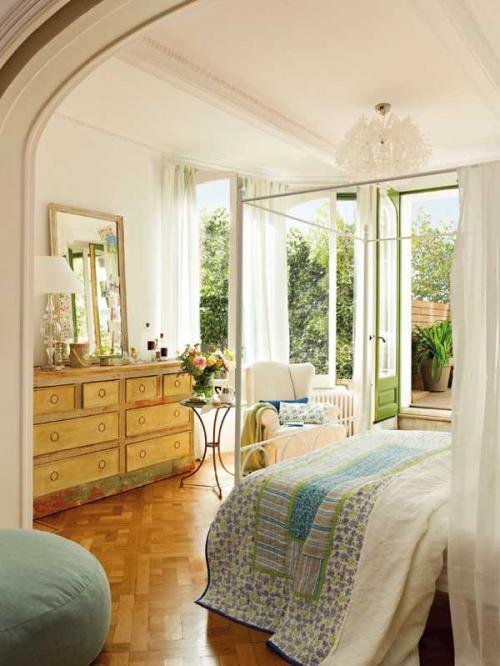 Солнечная спальня с террасой в Барселоне 03