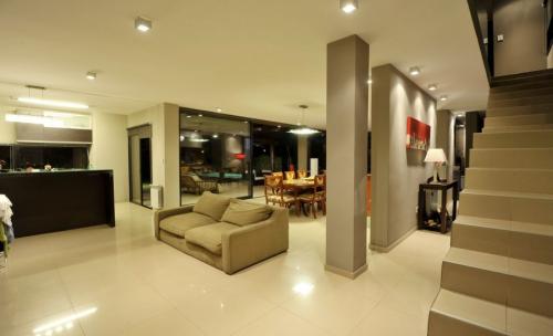 Оформление колонны в интерьере под ковку. Колонны в интерьере — 90 фото лучших идей изящного дизайна и декора