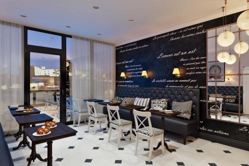 Оформление колонны в интерьере кафе. Этапы разработки и критерии