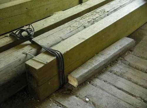 Как подпереть потолочные балки. Как усилить деревянные балки перекрытия от прогиба?