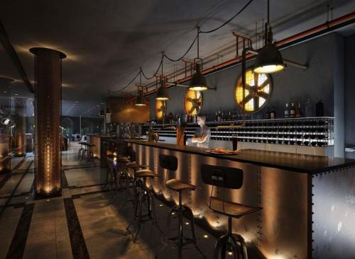 Оформление колонны в интерьере кафе. Этапы разработки и критерии