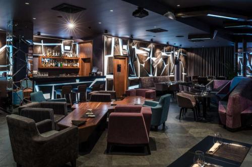 Оформление колонны в интерьере кафе. Этапы разработки и критерии