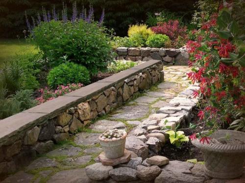 Оформление клумб камнями. Клумба из камней своими руками — секреты мастера, как самостоятельно оформить каменный цветник! (фото и видео)