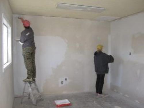 Можно ли клеить самоклеющуюся пленку на обои. Преимущества материала и подготовка поверхности