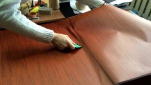 Можно ли клеить самоклеющуюся пленку на обои. Преимущества материала и подготовка поверхности