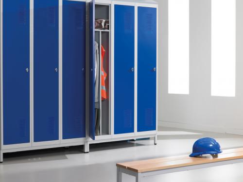 Металл шкафчики раздевалки. Преимущества и недостатки