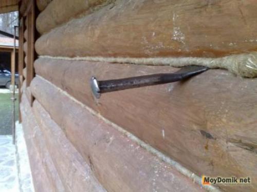 Какой материал использовали для заделывания щелей в бревенчатых домах. Как убрать щели между бревнами 10