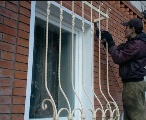 Современные решетки на окна. Установка металлических решёток на окна своими руками